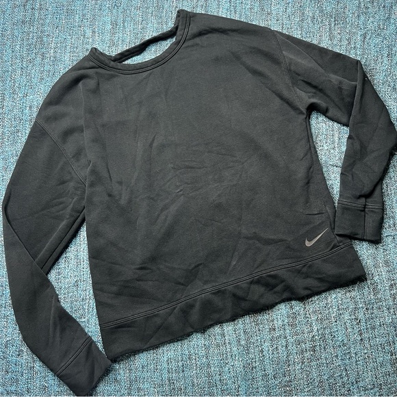Nike L/S Versa Open Back Crewneck Sweatshirt in Black - Picture 2 of 7